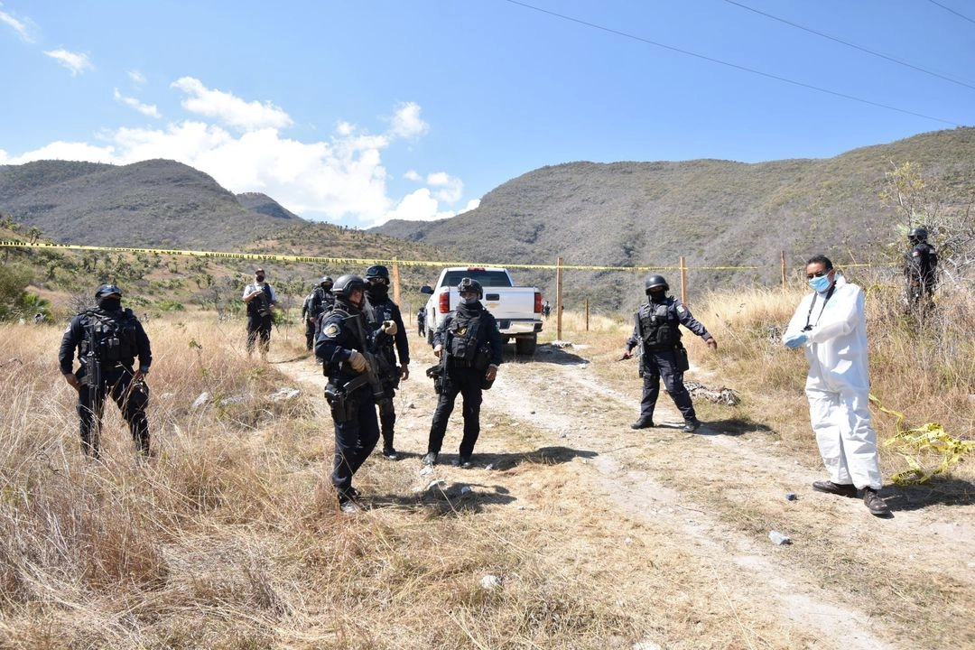 La policía de Guerrero localizó a tres choferes de transporte público de Chilpancingo muertos en el interior de una camioneta accidentada. Foto