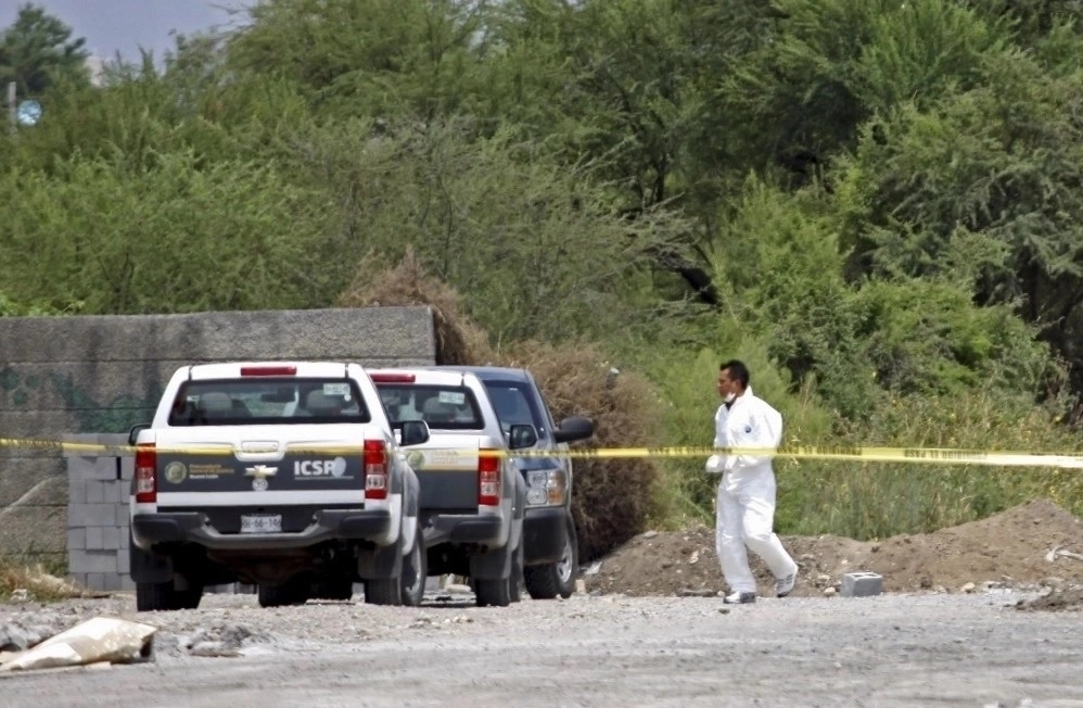 Agentes del Grupo de Homicidios llegaron al lugar para buscar indicios o cámaras de seguridad que hayan captado vehículos sospechosos en el área, previo al hallazgo. Foto Cuartoscuro