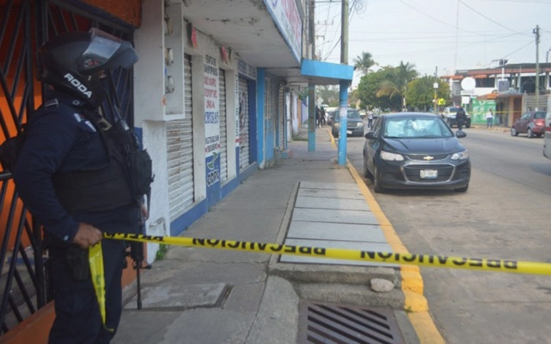 Policías resguardan el área de un crimen en imagen de archivo. Foto Sayda Chiñas/ LJ Veracruz
