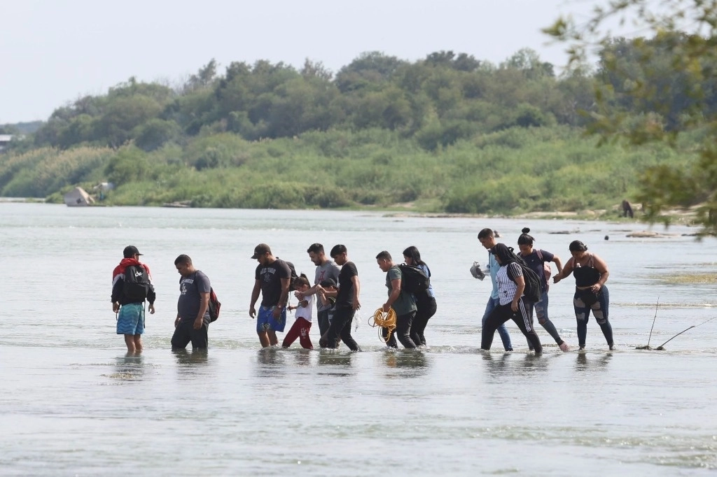 Migrantes cruzan por el río Bravo desde México hacia Estados Unidos. Foto Cuartoscuro / Archivo