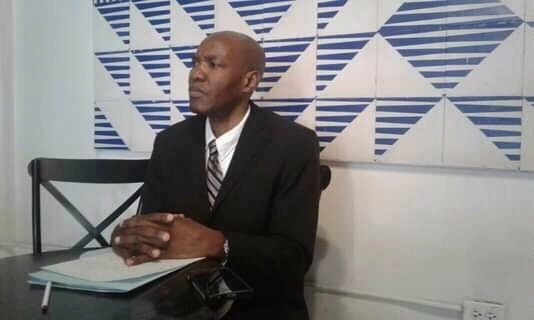Wilner Metelus, del Comité Ciudadano en Defensa de los Naturalizados y Afromexicanos pidió la intervención de la CEDH. Foto tomada del Twitter de @wilnermetelus / Archivo