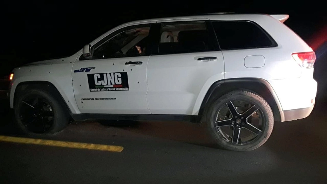 Dentro  del auto había  dos  cadáveres y estaba rotulado  con siglas de un grupo criminal. Foto  La  Jornada