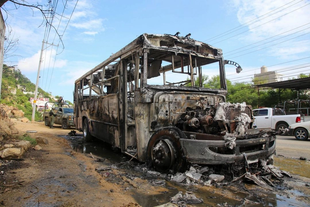 Tras sofocar las llamas, autoridades encontraron cinco cuerpos calcinados al interior de un camión urbano en Acapulco, Guerrero. Foto 