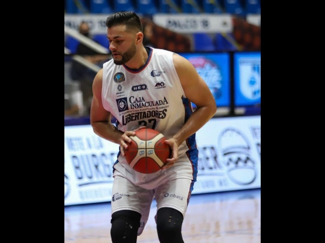 En una brecha entre la cabecera municipal de Venustiano Carranza y la localidad de San Pedro, fueron localizados con vida el basquetbolista Alexis Cervantes Guerrero y el taxista Marcos Sandoval Julián. Imagen tomada del Twitter de @BaloncestoMexi1 / Archivo