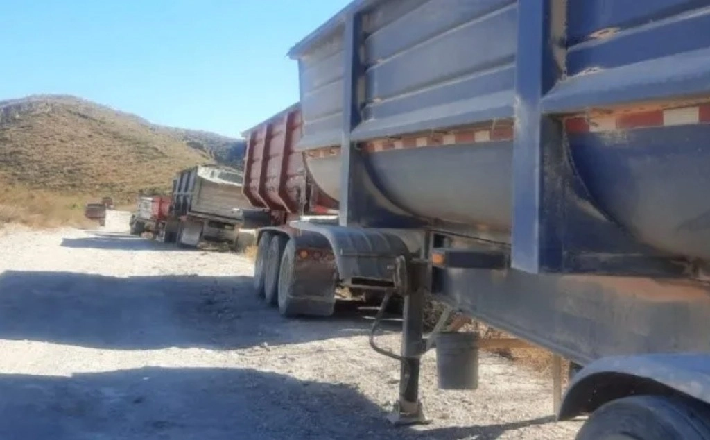 Aspecto de los contenedores de carga localizados ayer por autoridades federales en Cuencamé, Durango, los cuales fueron robados el 31 de octubre pasado a la minera Peñasquito, en Zacatecas. Foto 'La Jornada'