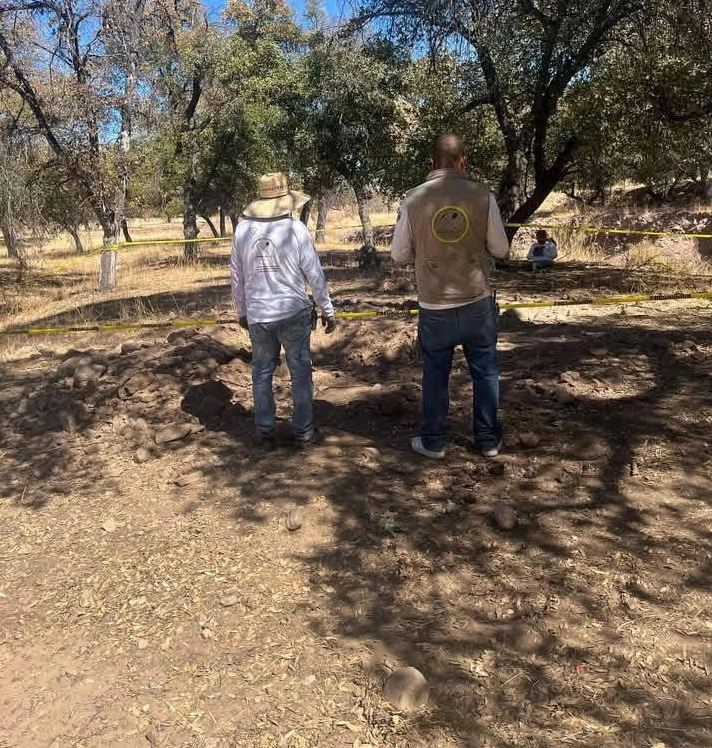 El colectivo Buscadoras de la Frontera Nogales descubrió los cuerpos de tres hombres y una mujer en un paraje solitario cerca del fraccionamiento La Mesa, a unos kilómetros de la frontera que divide México de Estados Unidos. Foto Cristina Gómez Lima 
