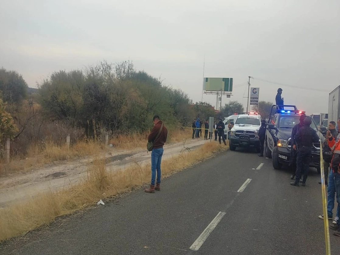 El cuerpo de una mujer semidesnudo, con huellas de violencia, cubierto por cobijas, fue encontrado a un costado de la carretera federal 45 sur, a la altura del kilómetro 107, en la comunidad de Peñuelas. Foto Claudio Bañuelos