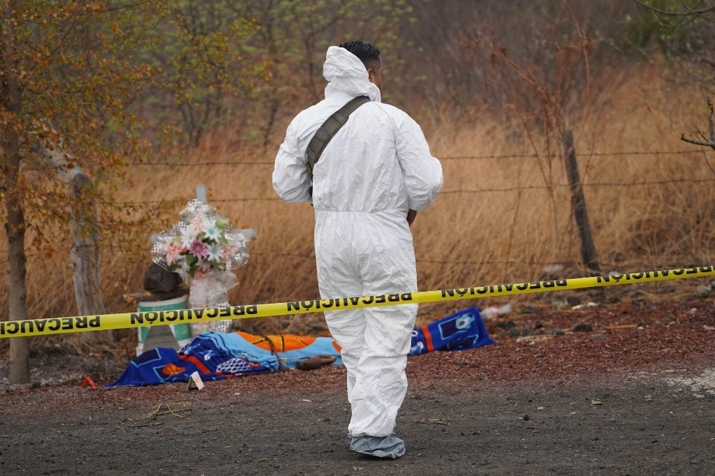 Personal forense acude al levantamiento de un cuerpo en una autopista de Michoacán. Foto Cuartoscuro/ archivo