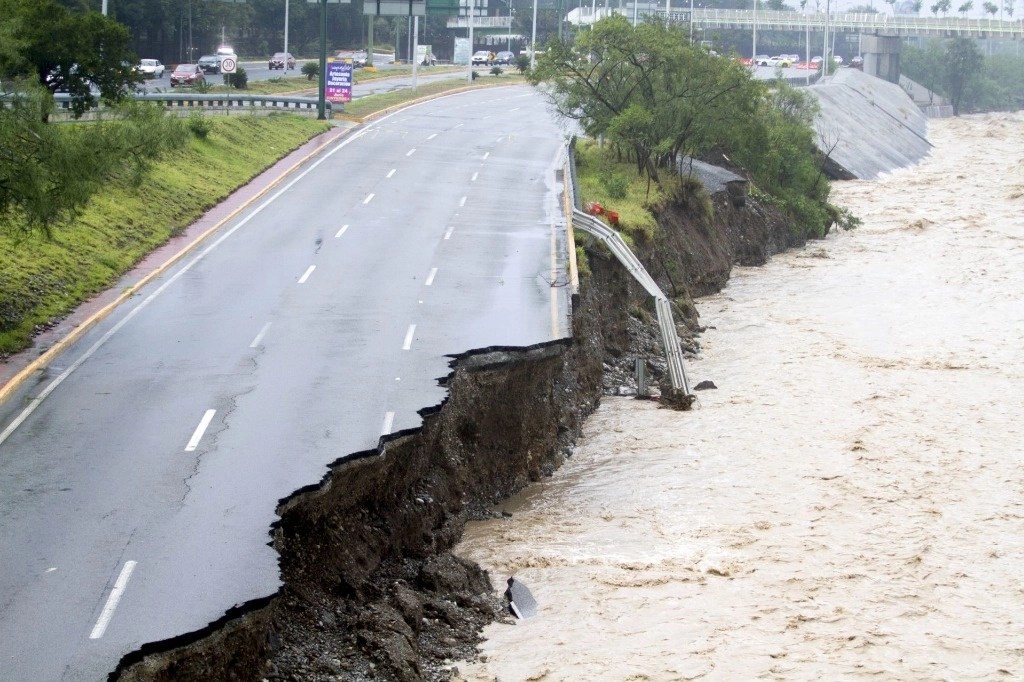 Ante el paso de la Tormenta Tropical "Alberto", se han producido diversos desgajamientos en la avenida Constitución debido a la creciente del Río Santa Catarina en Monterrey. Foto Gabriela Pérez Montiel/ Cuartoscuro/ La Jornada