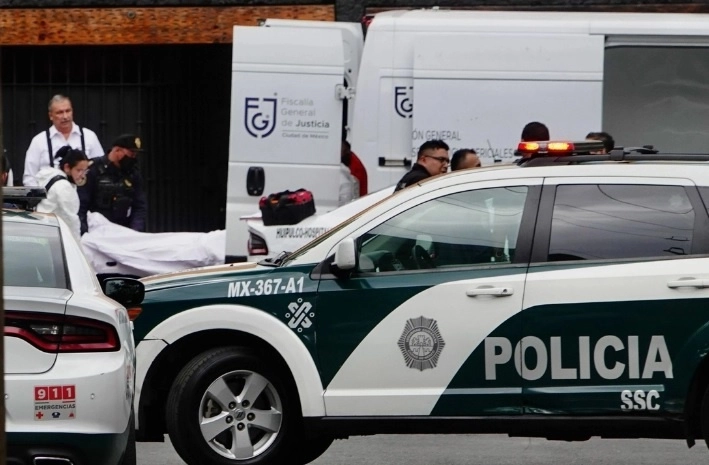 Mientras, detectives de investigación realizan la búsqueda de posibles testigos, y de las cámaras de videovigilancia, públicas y privadas. Foto Cuartoscuro / archivo