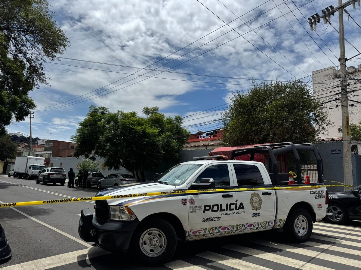 Hallan el cuerpo sin vida de una persona, amarrado de pies y manos, en el cruce de las calles Pennsylvani y Canadá, en la alcaldía Coyoacán. Elementos de la SSC acordonaron la zona, el 1 de septiembre de 2025. Foto