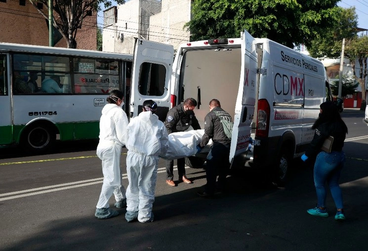 Servicios periciales levantaron el cuerpo. Foto Alfredo Domínguez