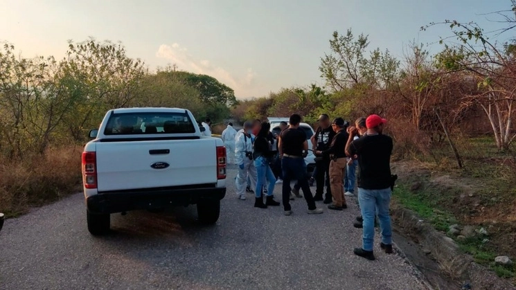 Los cuerpos de 6 personas entre ellos una mujer y un menor, fueron localizados en el fondo de un barranco en Morelos. Foto @Fiscalia_Mor