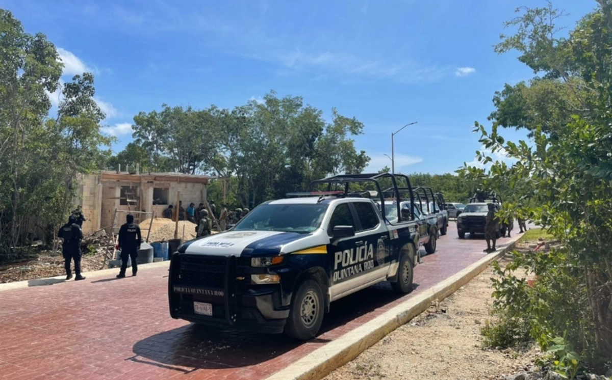 En las primeras horas de este día, en un área verde del tramo carretero Puerto Morelos-Playa del Carmen, fueron hallados los cadáveres, junto a mensajes que integrantes de la delincuencia organizada habrían dejado.  Foto