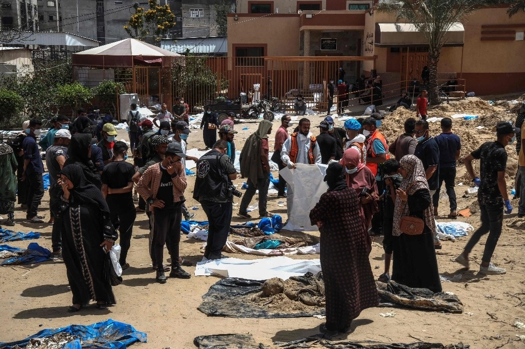 Cuerpos desenterrados en el hospital Nasser, en Jan Yunis. Foto Afp



