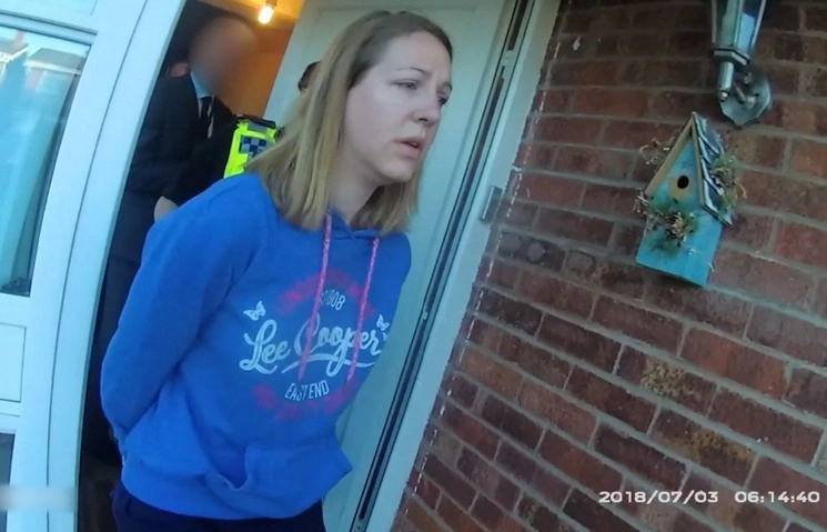En la imagen publicada por la policía de Cheshire Constabularyla, se ve a la enfermera Lucy Letby siendo arrestada en su casa en Chester el 3 de julio de 2018. Foto Afp