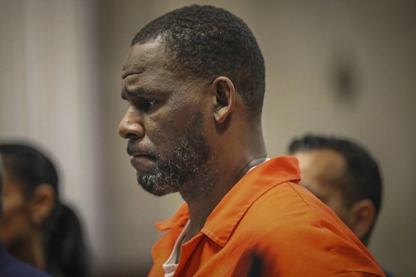 Imagen de archivo del 17 de septiembre de 2019, en la que el cantante R. Kelly aparece durante una audiencia en el tribunal penal de Leighton en Chicago. Foto Ap