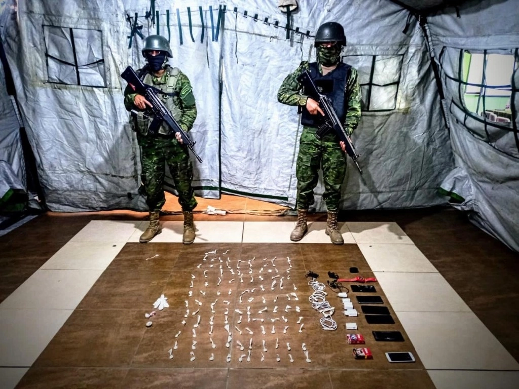 Además de la prisión de Cotopaxi, las fuerzas de seguridad incursionaron en las cárceles de Morona Santiago (centro sur) y Sucumbíos (norte), donde se decomisaron armas, municiones y objetos prohibidos. Foto tomada de X @EjercitoECU.