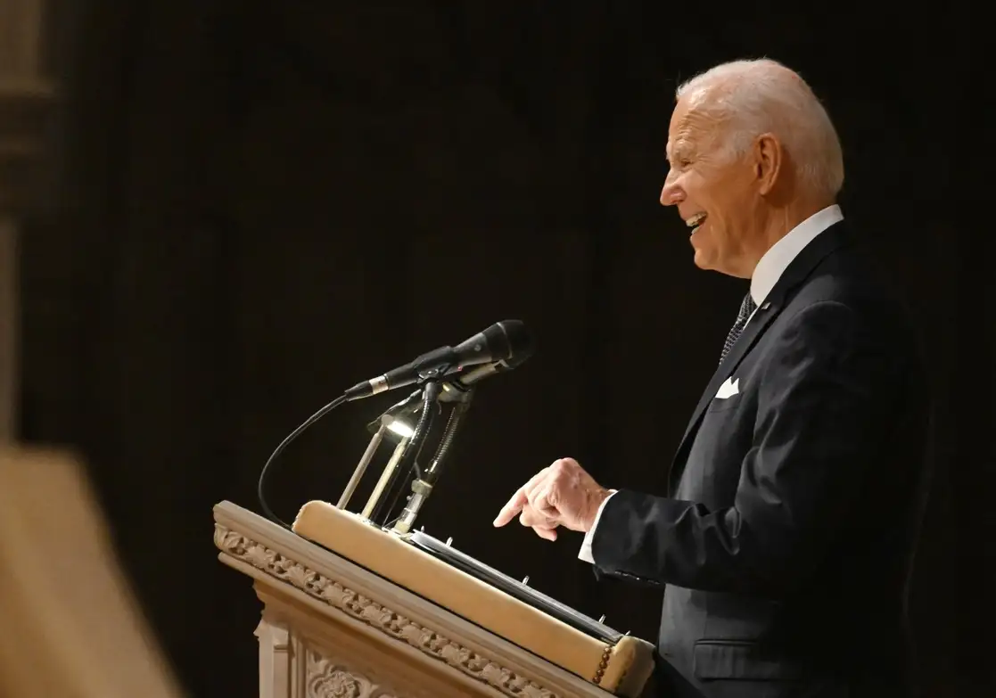 El presidente estadunidense Joe Biden afirmó hoy que "coopera completamente" con la justicia, luego de que fueron hallados documentos clasificados en su casa particular, de cuando fue vicepresidente de Barack Obama. Foto Afp 