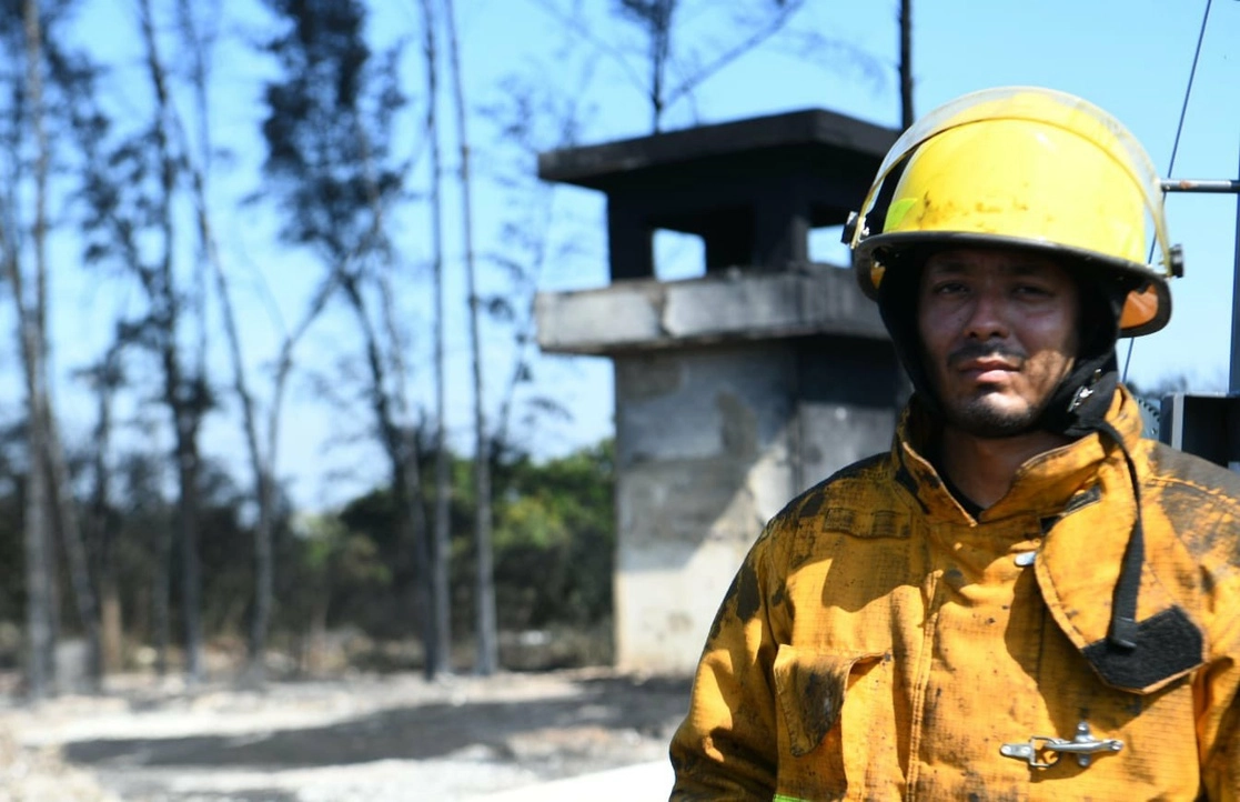 Trabajador en la zona del incendio en Ixhuatlán. Foto Pemex