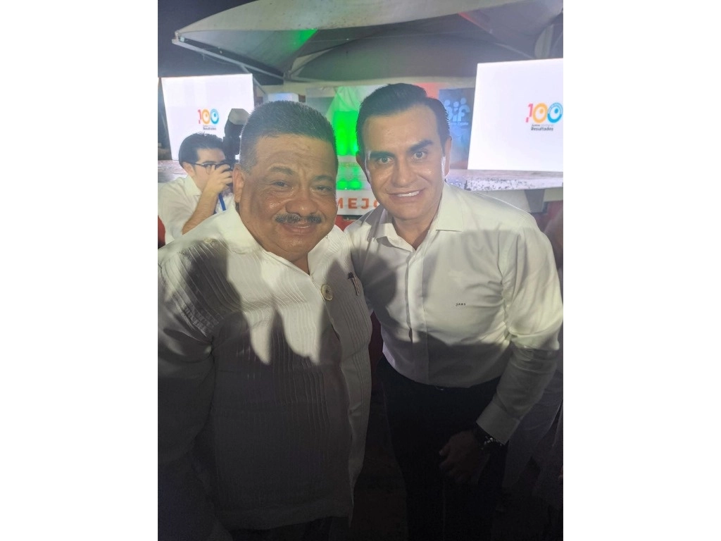 El periodista Alejandro Gallegos junto a Armin Marín,  presidente municipal de Emiliano Zapata, Tabasco, quien compartió la imagen en su cuenta oficial en Facebook. Foto tomada de www.facebook.com/arminmarinsaury