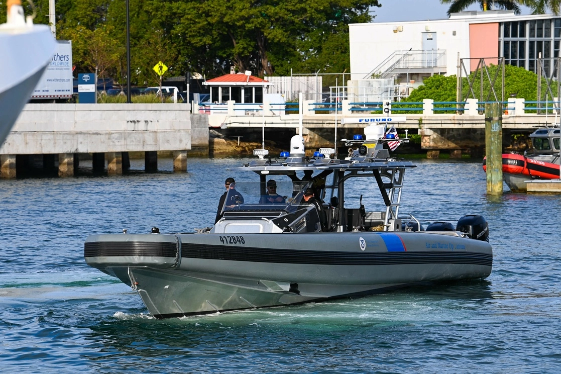 Personal de la Guardia Costera patrulla el sector de Miami, Florida, en busca de los migrantes desaparecidos, el 26 de enero de 2022. Foto Afp 