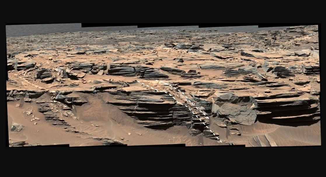 Los halos de fractura de tonos claros que atraviesan el lecho rocoso se extienden por el subsuelo de Marte. Foto Malin Space Science Systems / NASA