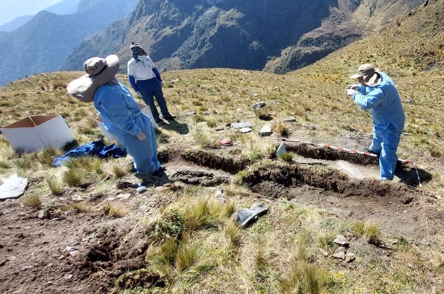 Trabajadores forenses desentierran 11 cuerpos de campesinos enterrados en una fosa común, cerca de la comunidad de Putis, en los Andes peruanos. Foto Afp   