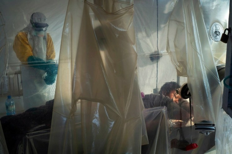 En imagen de 2019, trabajadores de salud revisan a un paciente en un centro de tratamiento de ébola en el Congo. Foto Ap