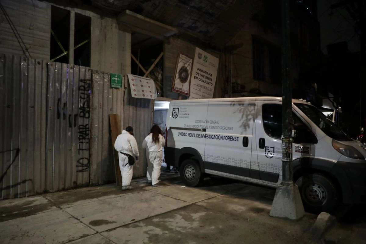 El cadáver de una mujer fue enterrado en una obra en construcción del INVI en la calle Zempoala 104 de la colonia Narvarte. Foto 