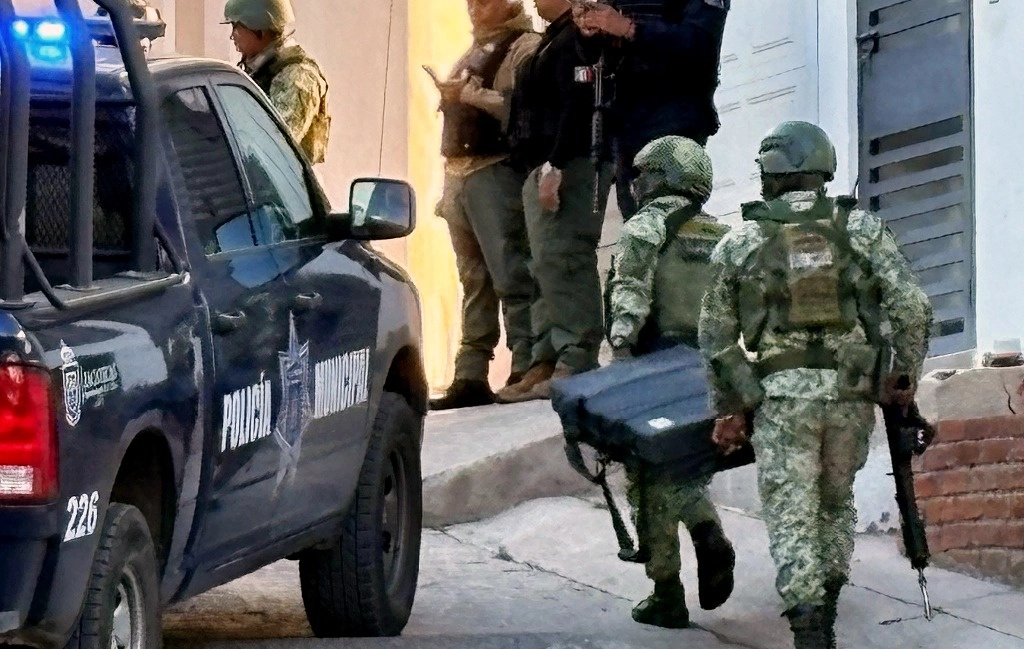 Militares resguardaron el artefacto en un vehículo blindado. Foto Alfredo Valadez