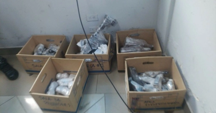 Fusiles, granadas y aparatos electrónicos fueron encontrados en una inspección al centro penitenciario del Litoral, considerada la cárcel más peligrosa de Ecuador, el 4 de agosto de 2023. Foto tomada de Twitter @FiscaliaEcuador 