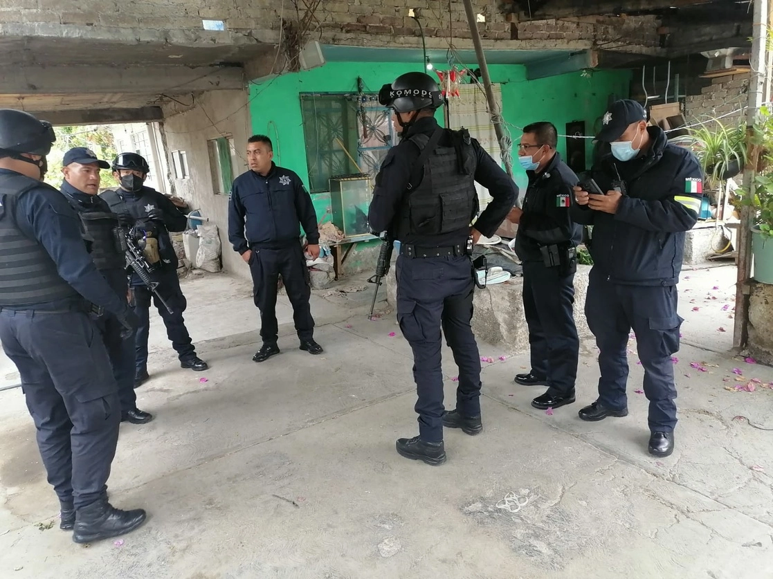 Policías del Estado de México retiraron la granada y cartuchos de arma de fuego encontrados en un domicilio de Ecatapec, el 28 de junio de 2021. Foto La Jornada