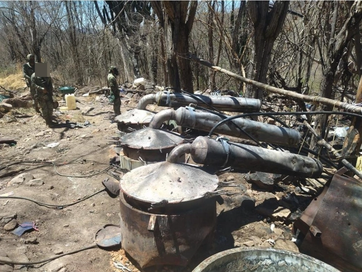 Elementos de la Secretaría de Marina localizaron y desmantelaron un laboratorio clandestino con aproximadamente 4 mil litros de precursores químicos en Culiacán, Sinaloa. Foto Semar