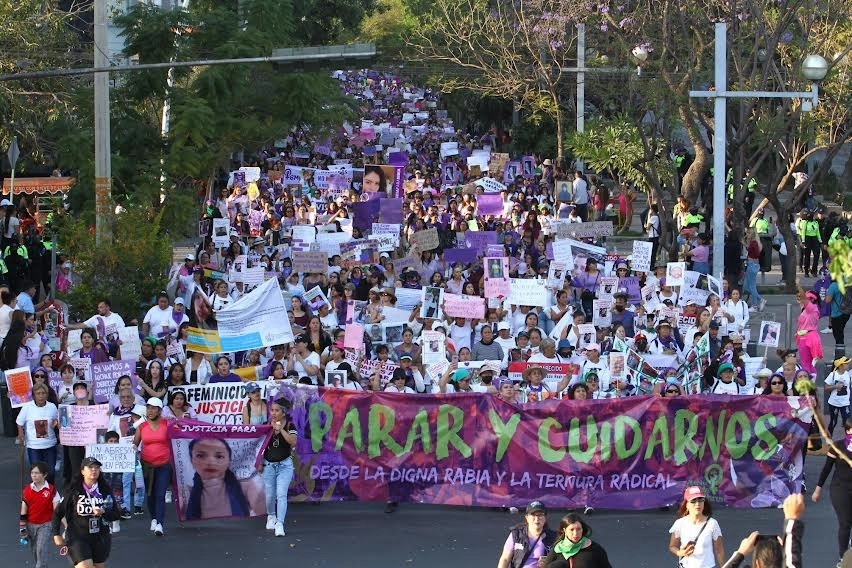Miles de personas se manifestaron el pasado 8 de marzo en el centro de Guadalajara, Jalisco, con motivo del Día Internacional de la Mujer, para exigir un alto a la violencia feminicida y a las desapariciones. Foto Arturo Campos Cedillo