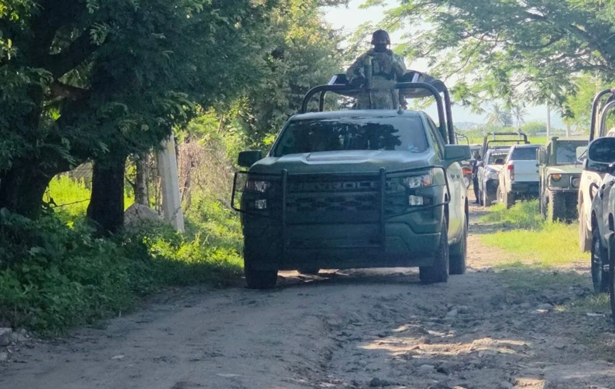 El hallazgo de los tres muchachos, de unos 18 a 20 años de edad, fue alrededor de las 07:18 horas de este sábado.