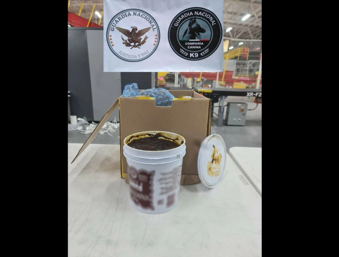 En el Aeropuerto Internacional de Querétaro fueron hallados más de cinco kilogramos de metanfetaminas, ocultos de un recipiente con mole rojo. Foto cortesía de la Guardia Nacional