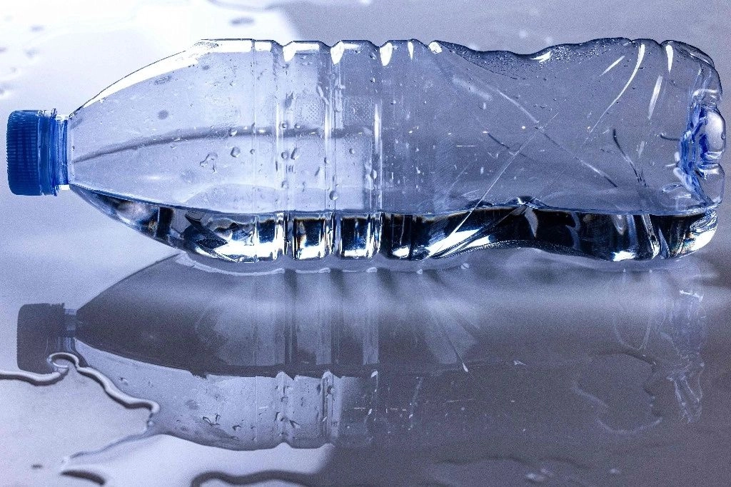 Los investigadores encontraron un promedio de alrededor de 100 partículas de microplásticos por litro en botellas de vidrio de refrescos, limonada, té helado y cerveza. Eso representa entre cinco y cincuenta veces mayor que la tasa detectada en botellas de plástico. Foto 