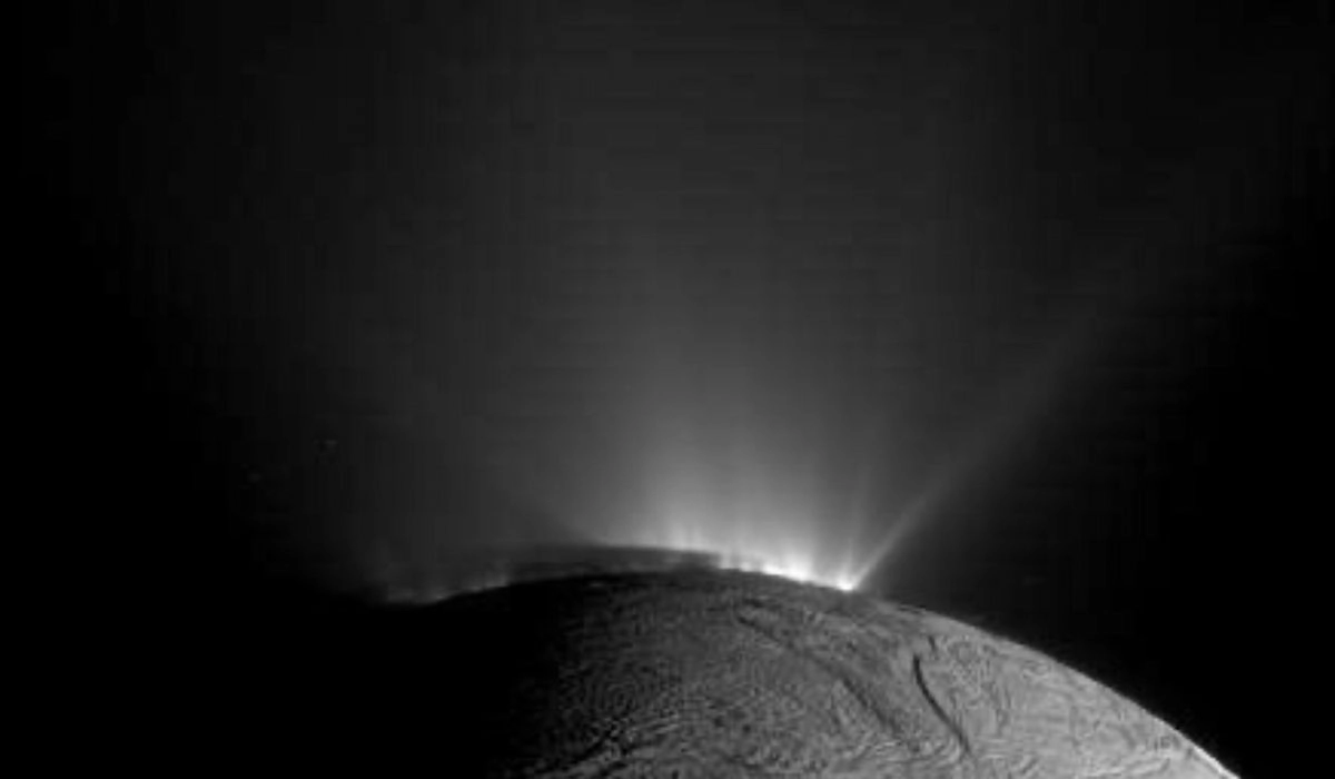Imagen de Encélado capturada por la sonda Cassini, el 30 de noviembre de 2010. Foto NASA / JPL-Caltech / Space Science Institute vía 