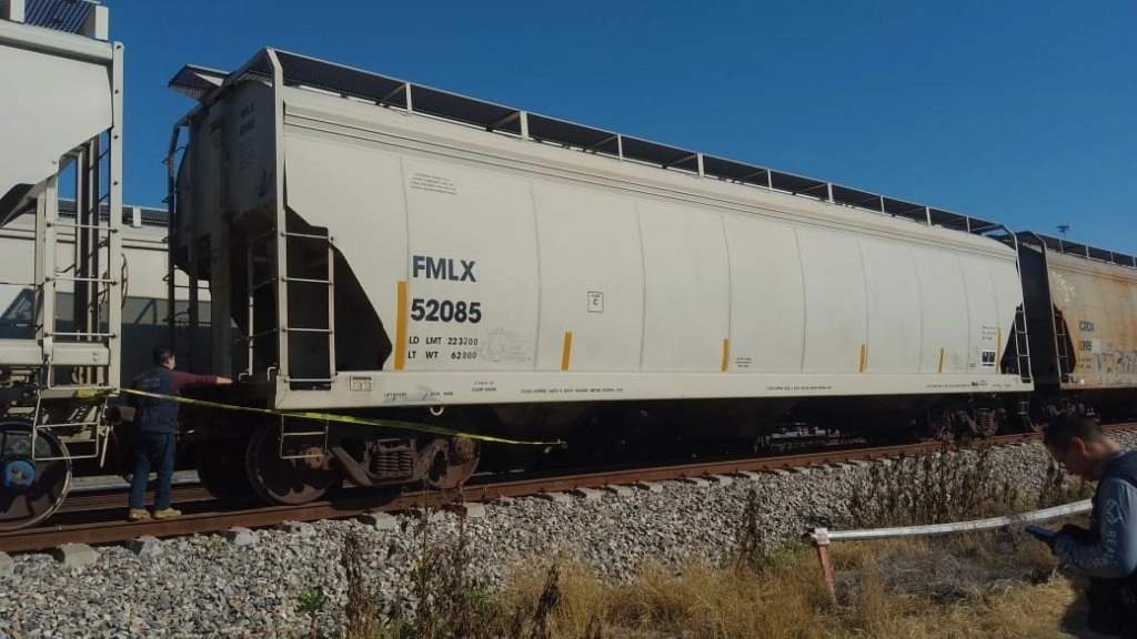 Aspectos del tren donde fue hallado el migrante. Foto La Jornada