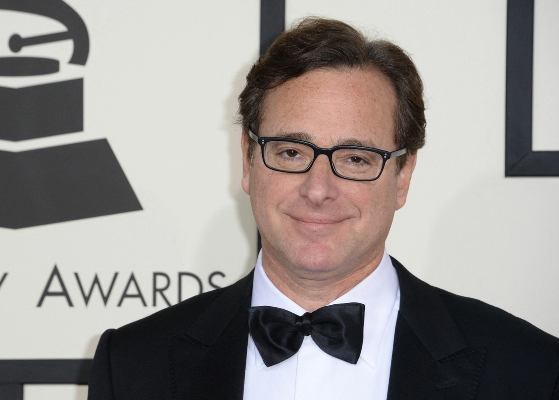 El actor y comediante Bob Saget fue hallado muerto boca arriba en la cama de su cuarto en un hotel de lujo en Florida. En la imagen, el presentador estadunidense llega a la alfombra roja de la 56ª entrega de los premios Grammy en el Staples Center de Los Ángeles, California, el 26 de enero de 2014. Foto Afp 