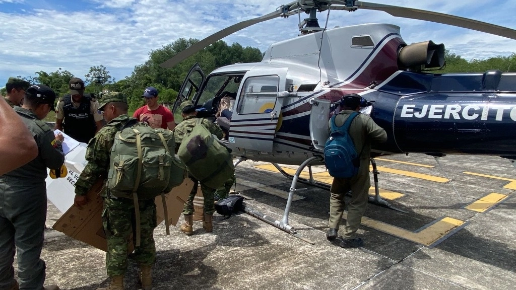 El accidente ocurrió hacia las 09:36 locales (14H36 GMT) en el sector de Tiwino, cuando transportaba a funcionarios de la Secretaría Nacional de Gestión de Riesgos (SNGR). Foto Facebook Ejército Ecuatoriano 