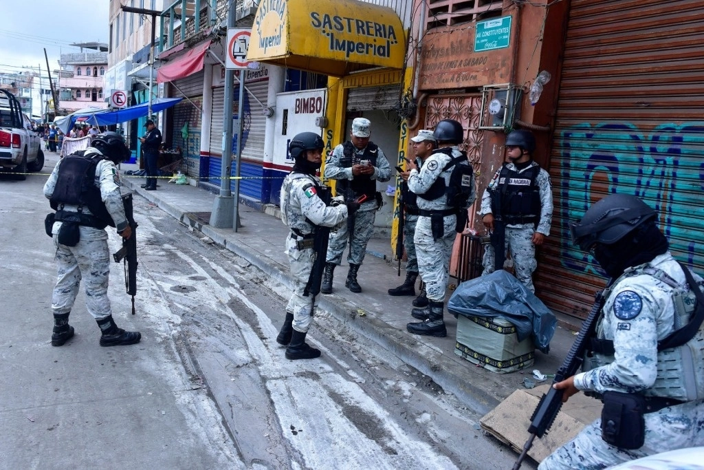 En la imagen, elementos de la Guardia Nacional resguardan la zona donde fue asesinado un vendedor ambulante en Acapulco, el 20 de junio de 2024. Foto Cuartoscuro / Archivo    