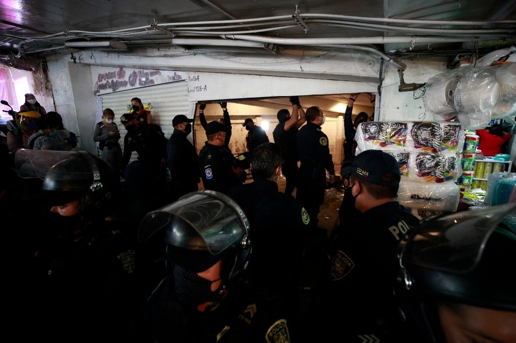 Policías de la CDMX durante el operativo. Foto Alfredo Domínguez