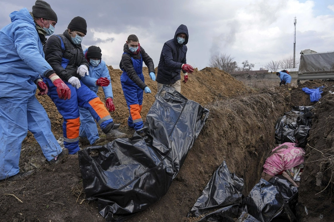 Cadáveres de civiles muertos en Mariupol son enterrados juntos a las afueras de la ciudad portuaria. Foto Ap