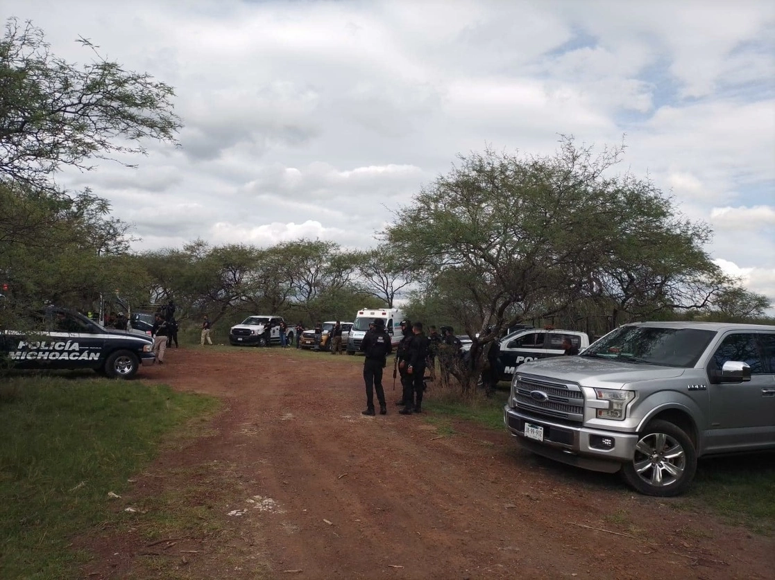 Más fosas clandestinas fueron halladas en Los negritos, en el municipio michoacano de Villamar. En la imagen, trabajos de exhumación de cuerpos en esta localidad, el pasado 22 de junio. Foto tomada del sitio de https://m.facebook.com/Colectivo-San-Pedro-Cahro-En-Busqueda-De-Angeles-101203952221836 / Archivo
