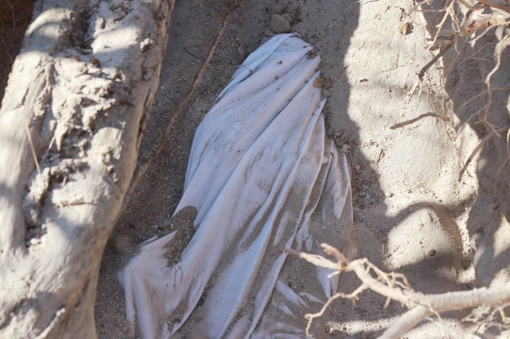 Colectivos de búsqueda hallaron restos humanos en fosas clandestinas en la zona de El Cajoncito, en la Paz, BCS. Foto Cuartoscuro   