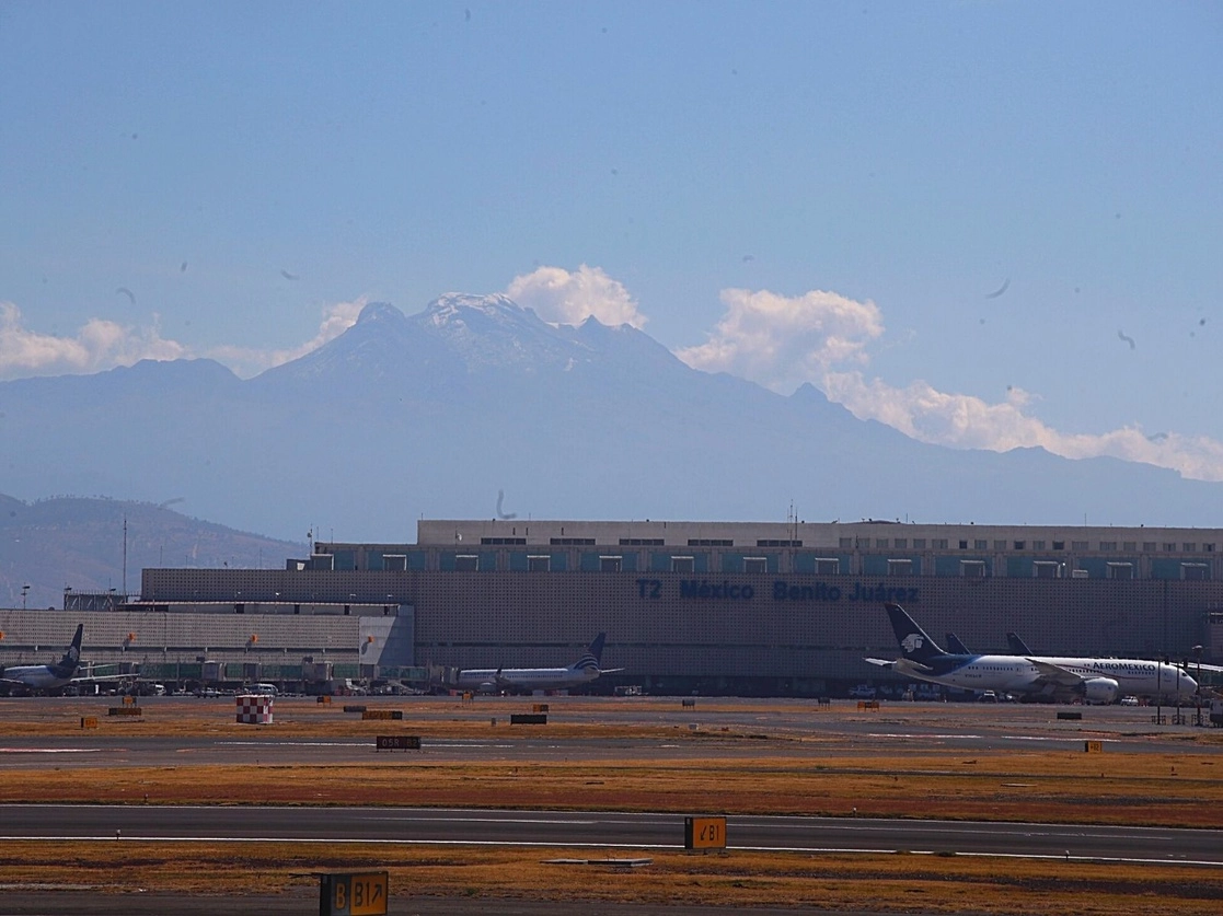 En el Aeropuerto Internacional de la Ciudad de México elementos de la Guardia Nacional aseguraron 10 paquetes presumiblemente de cocaína, hallados en un bote de basura de un sanitario de hombres en la Terminal 2. Foto Cristina Rodríguez / Archivo