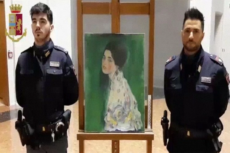Policías italianos resguardan la pintura "Retrato de una dama" del artista austriaco, Gustav Klimt. Foto Afp