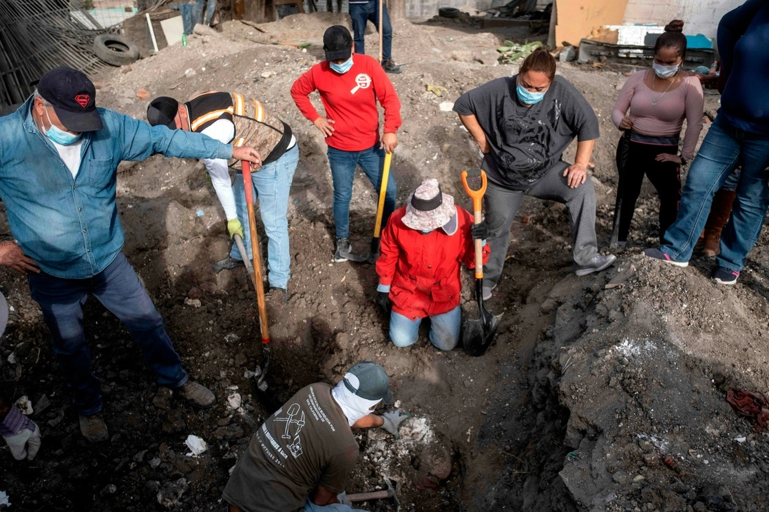 El sábado descubrieron los restos de la séptima víctima en el patio de una casa ubicada en el sector Maclovio Rojas en Tijuana. Foto: Afp/ Guillermo Arias